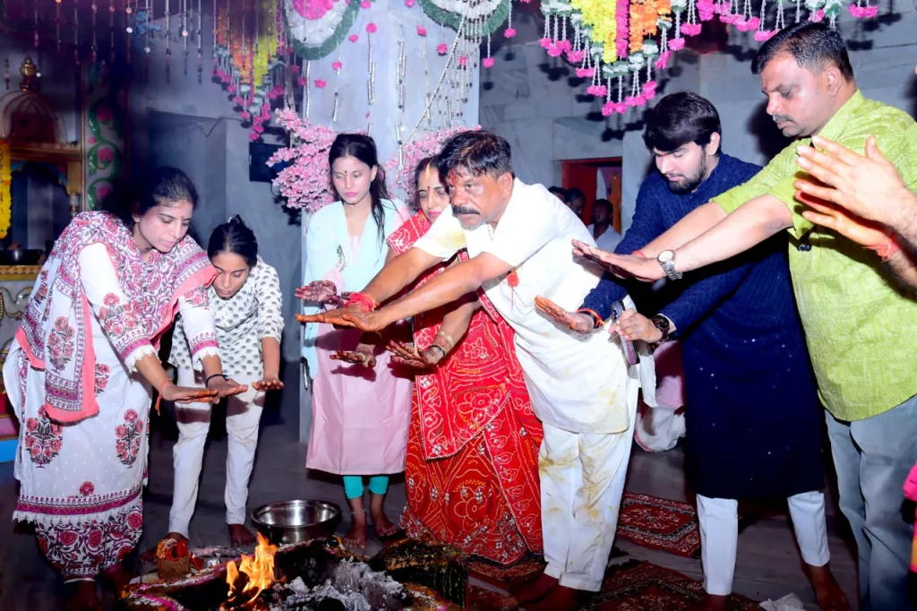 प्रसिद्ध धार्मिक धाम फूट तालाब में आतिशबाजी के साथ हुआ गरबों के महाकुंभ का समापन | New India Times