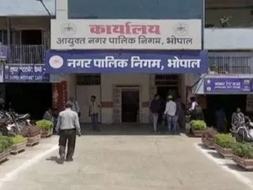 भोपाल नगर निगम के कर्मचारियों को छुट्टी के दिन भी वसूली पर लगा रहे हैं अधिकारी | New India Times