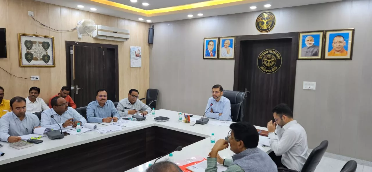 मंडलायुक्त की अध्यक्षता में झांसी मंडल में लक्षित 50 लाख से अधिक लागत की परियोजनाओं की समीक्षा बैठक संपन्न | New India Times