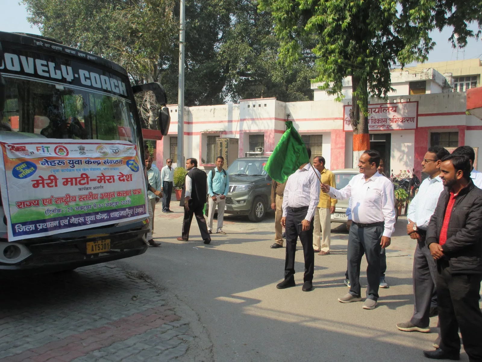 शाहजहांपुर की टीम अमृत कलश यात्रा लखनऊ व दिल्ली के लिये हुई रवाना | New India Times
