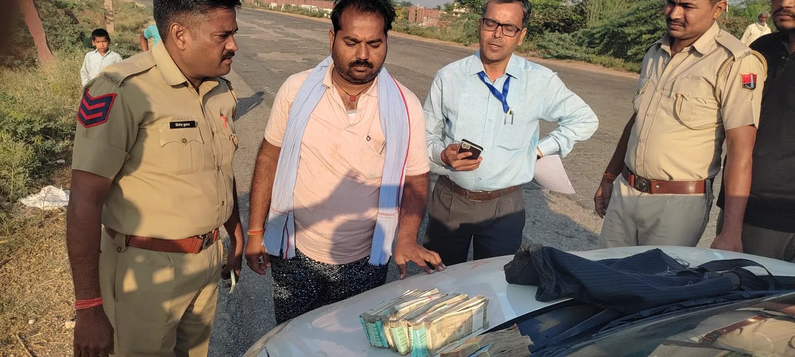 आचार संहिता के दौरान नाकाबंदी के दौरान पुलिस ने एक स्विफ्ट कार से 6,90,000 रुपये किया जब्त | New India Times