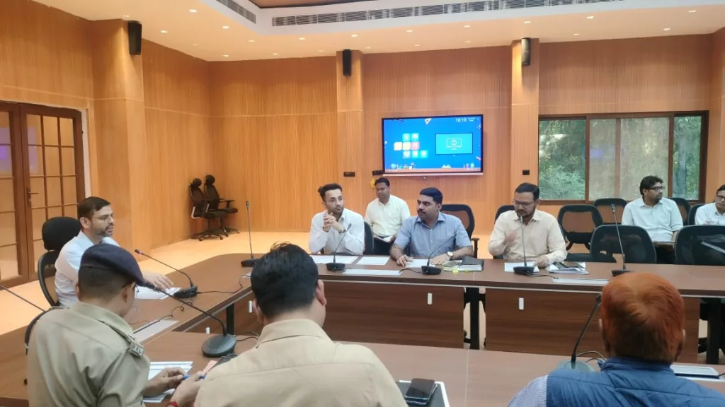 मंडलायुक्त की अध्यक्षता में सेफ सिटी योजना की साप्ताहिक समीक्षा बैठक संपन्न | New India Times