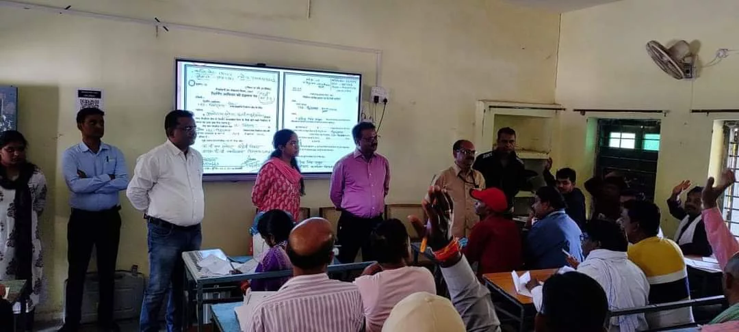 कलेक्टर एवं जिला निर्वाचन अधिकारी पुष्प ने अन्य अधिकारियों के साथ किया मतदान दलों के प्रशिक्षण कार्य का औचक निरीक्षण | New India Times