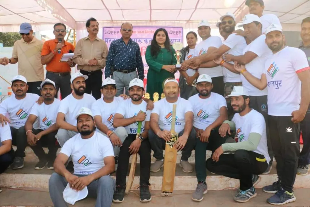 मतदाता जागरूकता अभियान के तहत प्रशासन एकादश और मीडिया एकादश के मध्य मैत्री क्रिकेट मैच का हुआ आयोजन | New India Times