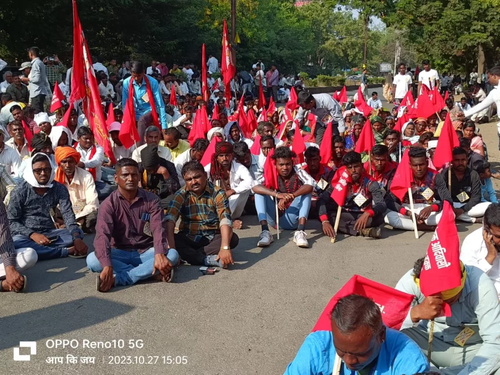 आदिवासी कृती समिती ने कलेक्ट्रेट को घेरा, अनुसूचित जनजाति के आरक्षण में अन्य तबकों की घुसपैठ को लेकर बढ़ रहा है सरकार से टकराव | New India Times