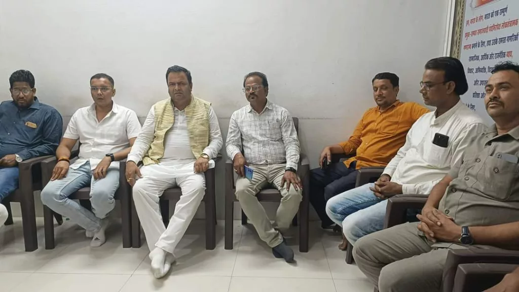 पांच पार्षद पलटी खाए, पलटी खाए पार्षदों ने कांग्रेस प्रत्याशी ठाकुर सुरेंद्र सिंह को दिया समर्थन | New India Times