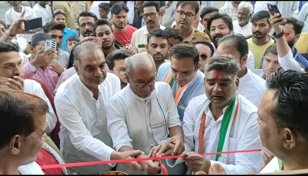 कांग्रेसी प्रत्याशी मनोज शुक्ला के नरेला विधानसभा क्षेत्र के चुनावी कार्यालय का पूर्व मुख्यमंत्री दिग्विजय सिंह ने फीता काटकर किया उद्घाटन | New India Times