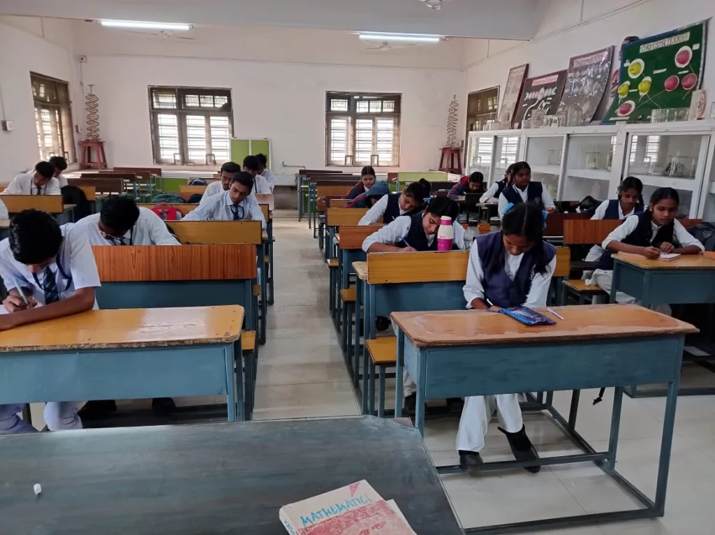 रेलवे स्कूल न्यू यार्ड इटारसी में डिबेट/निबंध प्रतियोगिता का किया गया आयोजन | New India Times