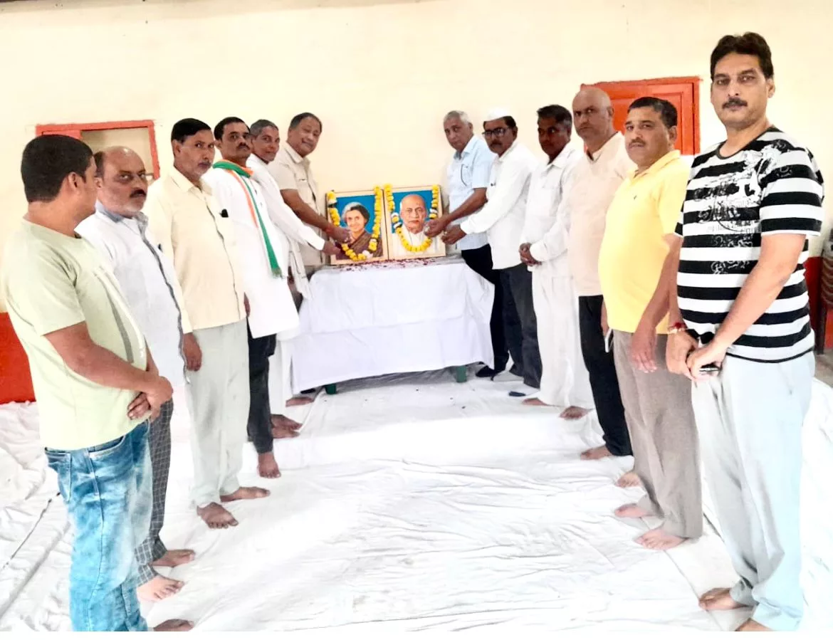 कांग्रेस कार्यकर्ताओं ने प्रदीप माथुर पूर्व नेता कोंग्रेस विधान मंडल दल के नेतृत्व में महानगर कार्यालय पर इकट्ठे होकर श्रीमती इंदिरा गांधी जी का निर्वाण दिवस पर अर्पित की श्रद्धांजलि | New India Times