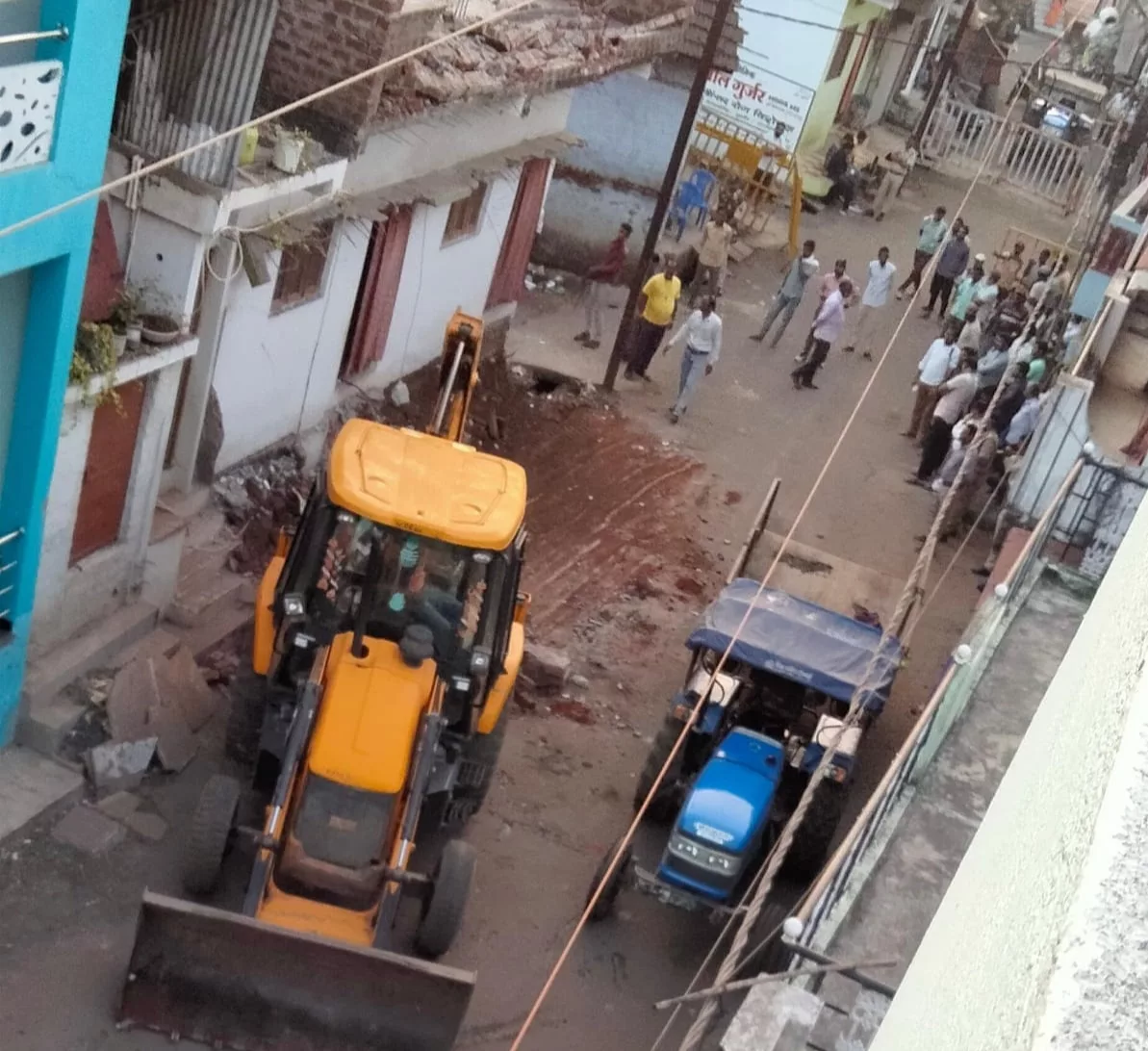 जिला प्रशासन का चला बुल्डोज़र, नल कनेक्शन भी किया खंडित | New India Times