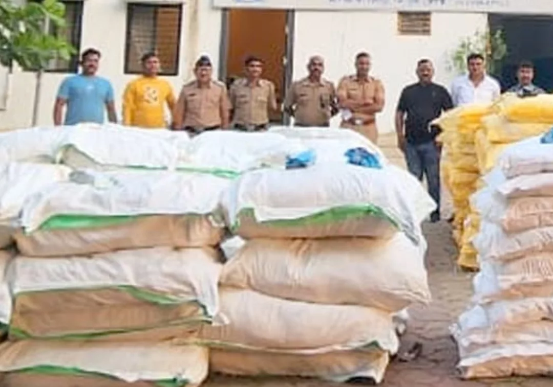 सूजी और मैदा की आड़ में गुटखा तस्करी: पुलिस ने ट्रक समेत 81 लाख रुपए का माल किया जब्त | New India Times
