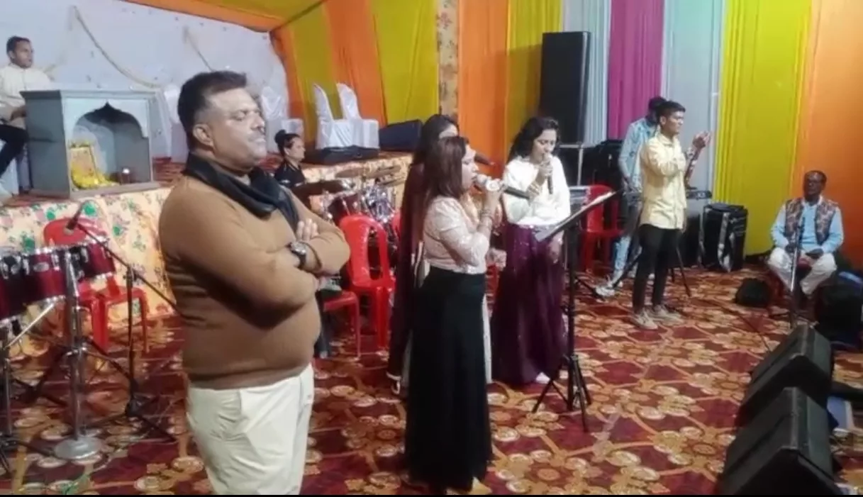 श्री वनेश्वर मारुति नंदन हनुमान मंदिर समिति के द्वारा आयोजित गरबा पांडाल में अन्य राज्यों से भी पहुंच रहे हैं श्रद्धालु | New India Times