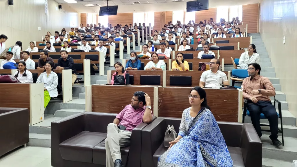 विश्व मानसिक स्वास्थ्य दिवस पर मेडिकल कॉलेज में हुए अनेक कार्यक्रम। स्वस्थ मन के बिना स्वस्थ तन संभव नहीं: डीन डा दिनेश उदैनियाँ | New India Times