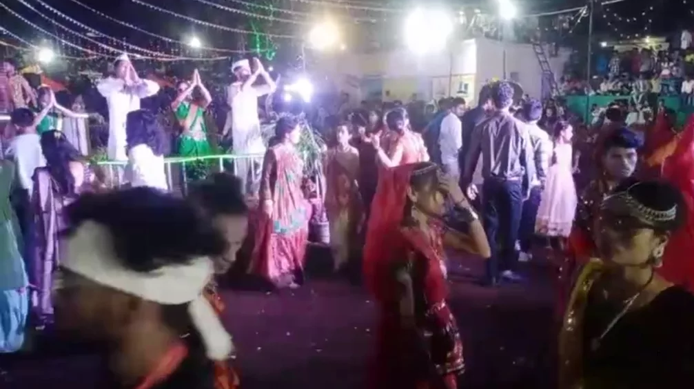 श्री वनेश्वर मारुति नंदन हनुमान मंदिर समिति के द्वारा आयोजित गरबा पांडाल में अन्य राज्यों से भी पहुंच रहे हैं श्रद्धालु | New India Times