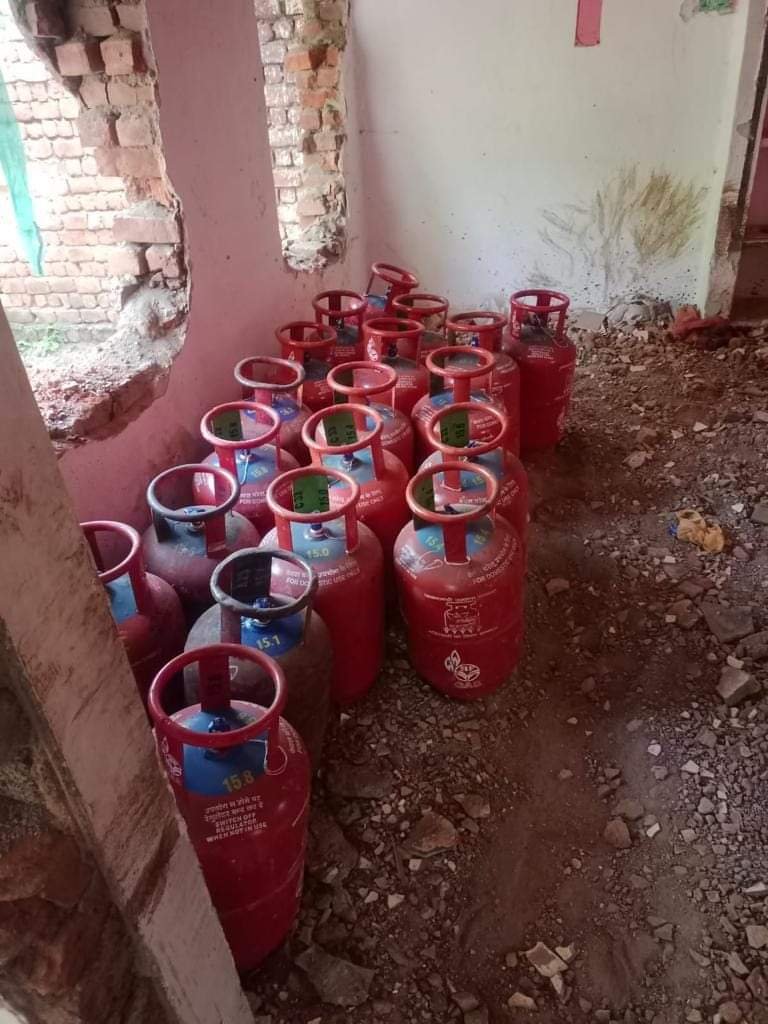 अवैध गैस रिफलिंग स्थल पर प्रशासन द्वारा की गई कार्यवाही | New India Times