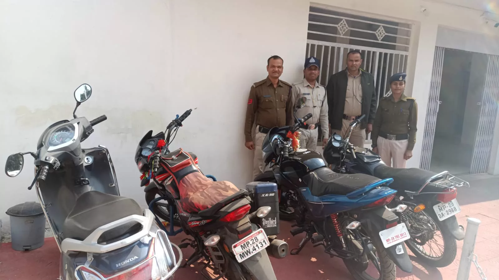 जुआरीयों की महफिल पर पुलिस की बड़ी कार्यवाही, 10 आरोपियों के साथ चार टू व्हीलर वाहन बरामद | New India Times