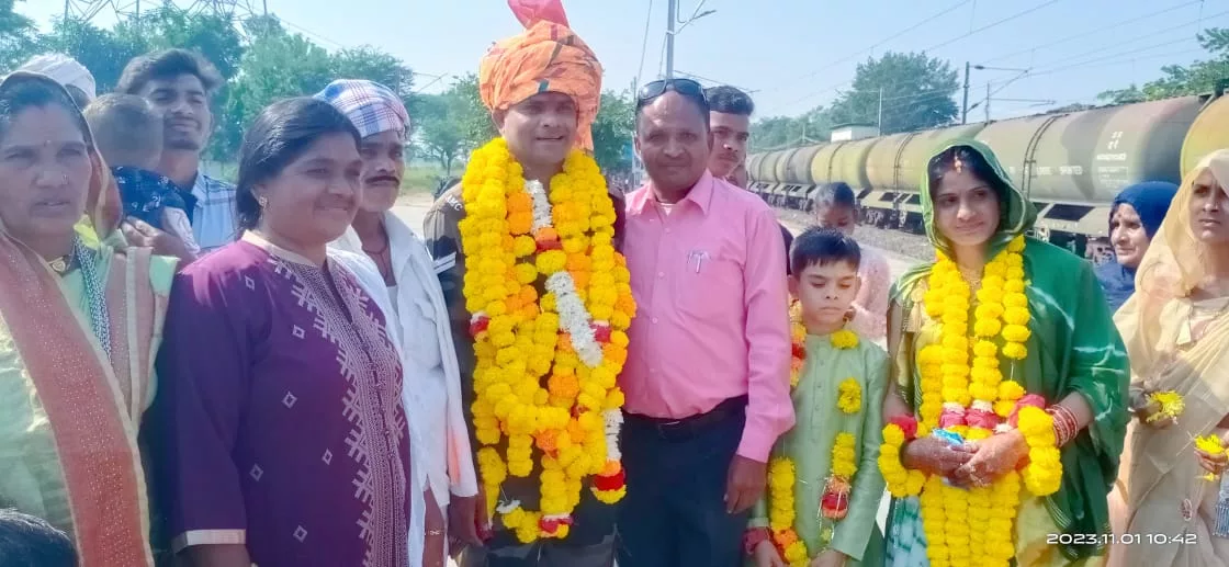 सेवानिवृत होकर फौजी अपने घर लौटे मां की समाधि स्थल पहुंच कर किया नमन,,,,, करवा चौथ का पर्व होने से पत्नी की खुशी हुई दो गुना परिजनों ने किया ज़ोरदार स्वागत | New India Times