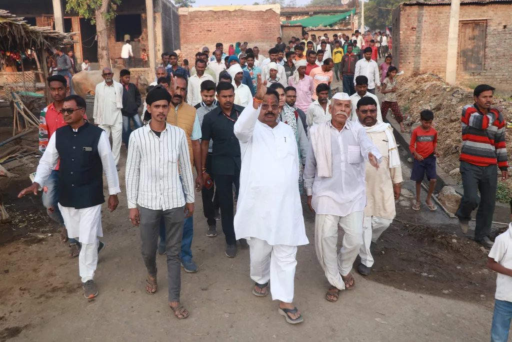 कांग्रेस प्रत्याशी ने ग्रामीण क्षेत्रों में जनसंपर्क कर लिया आशीर्वाद | New India Times