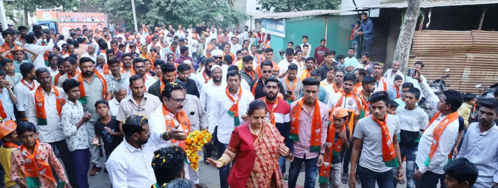 भाजपा प्रत्याशी श्रीमती अर्चना चिटनिस के जनसंपर्क में जनता कर रही है पुष्प वर्षा और कमल रंगोली बनाकर स्वागत | New India Times