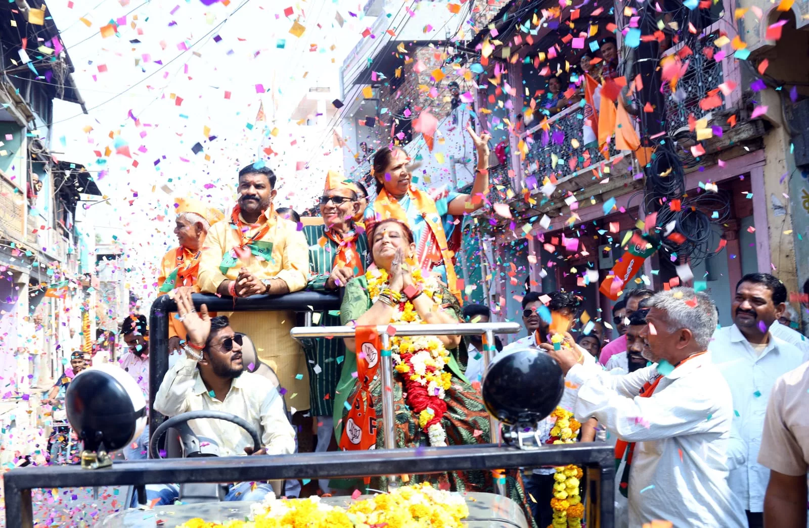 भाजपा प्रत्याशी श्रीमती अर्चना चिटनिस के जनसंपर्क में जनता कर रही है पुष्प वर्षा और कमल रंगोली बनाकर स्वागत | New India Times