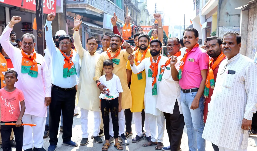 भाजपा प्रत्याशी श्रीमती अर्चना चिटनिस के जनसंपर्क में जनता कर रही है पुष्प वर्षा और कमल रंगोली बनाकर स्वागत | New India Times