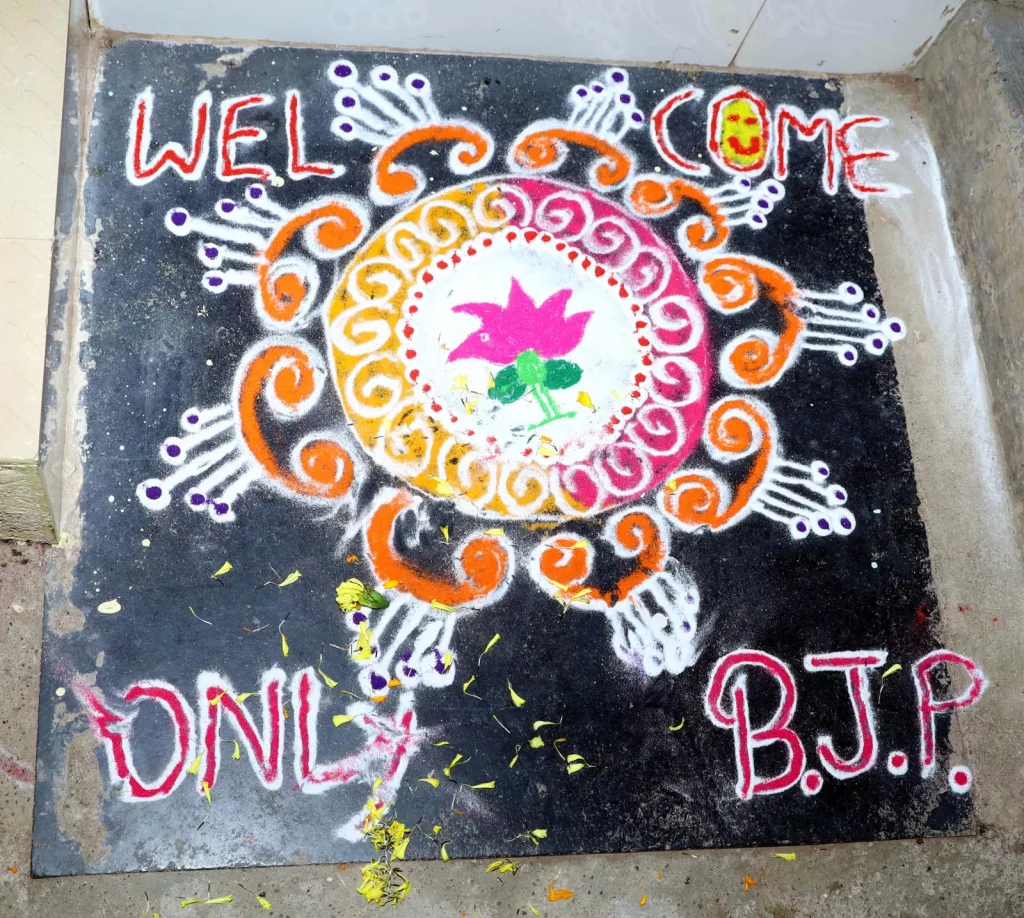 भाजपा प्रत्याशी श्रीमती अर्चना चिटनिस के जनसंपर्क में जनता कर रही है पुष्प वर्षा और कमल रंगोली बनाकर स्वागत | New India Times