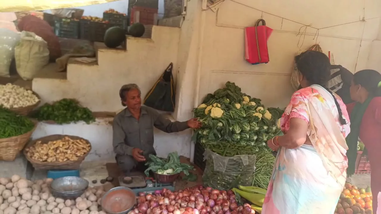 बेरोजगारी के दौर में सब्जियों पर महंगाई की मार से घरों की रसोई का बजट हुआ डामाडोल | New India Times