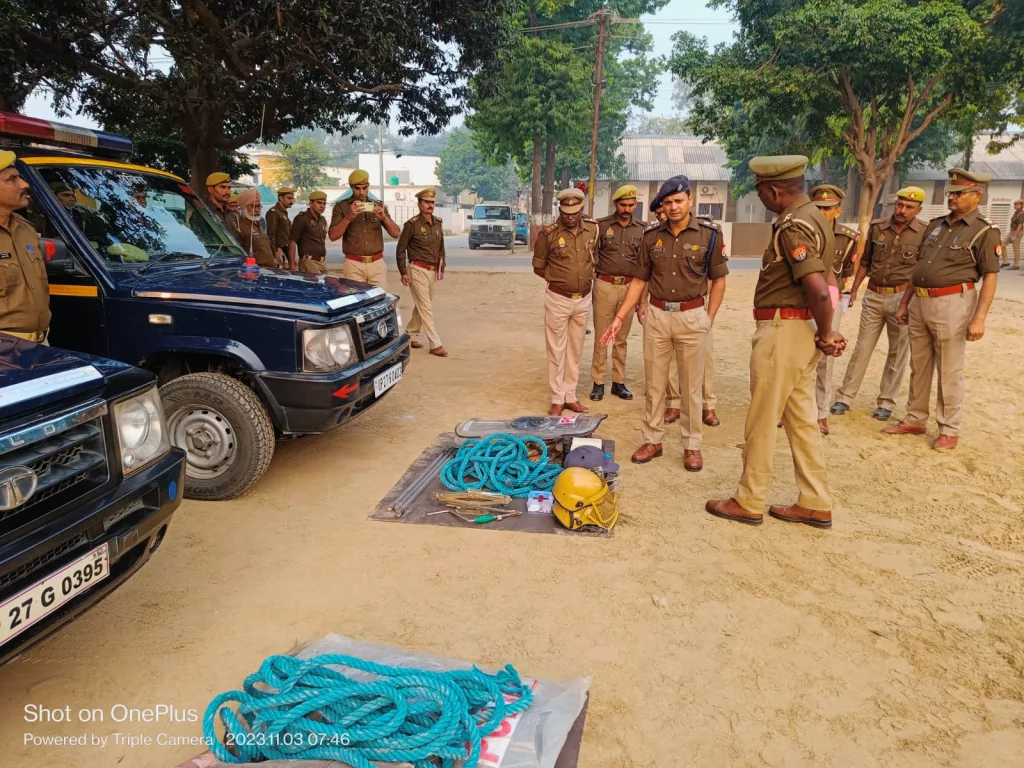 पुलिस अधीक्षक ने पुलिस लाइन में साप्ताहिक परेड के दौरान परेड की सलामी लेकर पुलिस लाइन परिसर का किया निरीक्षण 2 पुलिस अधीक्षक ने पुलिस लाइन में साप्ताहिक परेड के दौरान परेड की सलामी लेकर पुलिस लाइन परिसर का किया निरीक्षण | New India Times