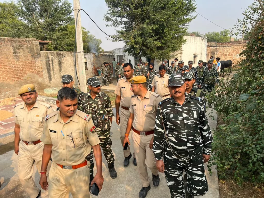 जिला कलेक्टर श्री अनिल कुमार एवं पुलिस अधीक्षक श्री मनोज कुमार ने मनियां व राजाखेड़ा कस्बे में पुलिस, प्रशासन व पैरा मिलिट्री फोर्स के साथ किया पैदल फ्लैग मार्च, भयमुक्त होकर मतदान करने का दिया संदेश | New India Times