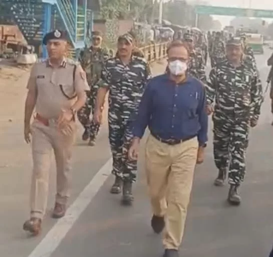 जिला कलेक्टर श्री अनिल कुमार एवं पुलिस अधीक्षक श्री मनोज कुमार ने मनियां व राजाखेड़ा कस्बे में पुलिस, प्रशासन व पैरा मिलिट्री फोर्स के साथ किया पैदल फ्लैग मार्च, भयमुक्त होकर मतदान करने का दिया संदेश | New India Times