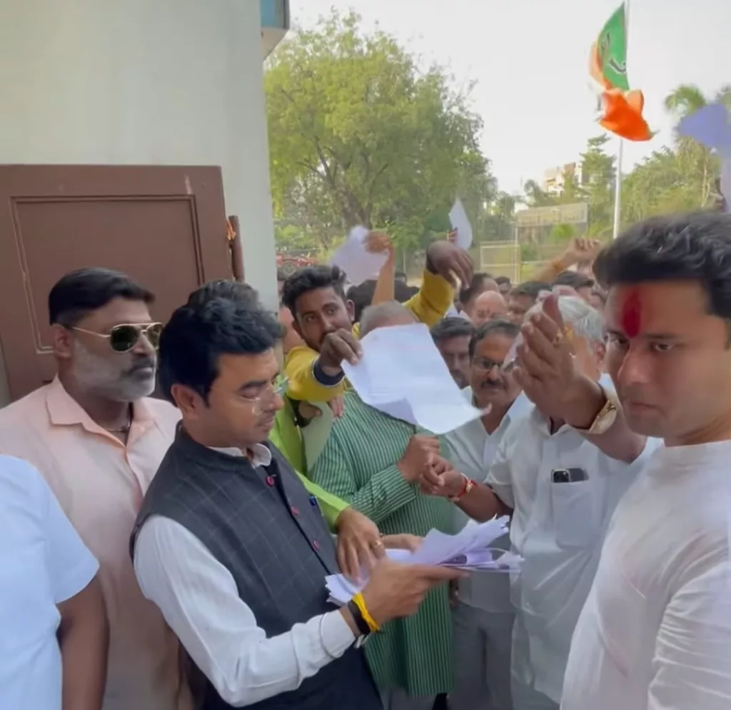 हर्षवर्धन सिंह चौहान के नेतृत्व में दूसरे दिन भी ट्रक पर सवार होकर सैकड़ो कार्यकर्ता थोक बंद इस्तीफा देने पहुंचे भाजपा कार्यालय 2 हर्षवर्धन सिंह चौहान के नेतृत्व में दूसरे दिन भी ट्रक पर सवार होकर सैकड़ो कार्यकर्ता थोक बंद इस्तीफा देने पहुंचे भाजपा कार्यालय | New India Times