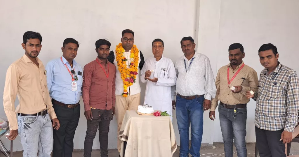 सशक्त पत्रकार समिति के प्रदेश अध्यक्ष ने कैसे मनाया अपना जन्मदिन? साथियों को बैनर लगाने से रोका कहा: वही रूपयों से गरीबों की मदद करें | New India Times