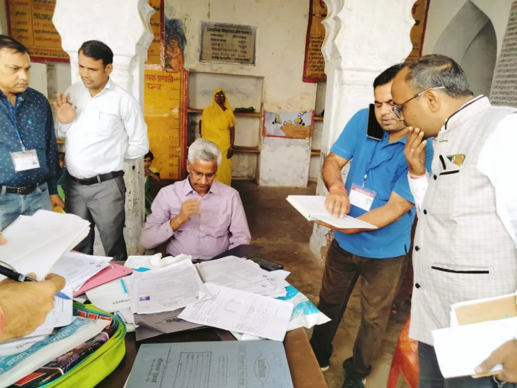 जिलाधिकारी शैलेंद्र कुमार सिंह द्वारा विधानसभा निर्वाचन क्षेत्रों में विशेष संक्षिप्त पुनरीक्षण का कार्यक्रम के अंतर्गत पोलिंग बूथ का किया गया निरीक्षण 2 जिलाधिकारी शैलेंद्र कुमार सिंह द्वारा विधानसभा निर्वाचन क्षेत्रों में विशेष संक्षिप्त पुनरीक्षण का कार्यक्रम के अंतर्गत पोलिंग बूथ का किया गया निरीक्षण | New India Times