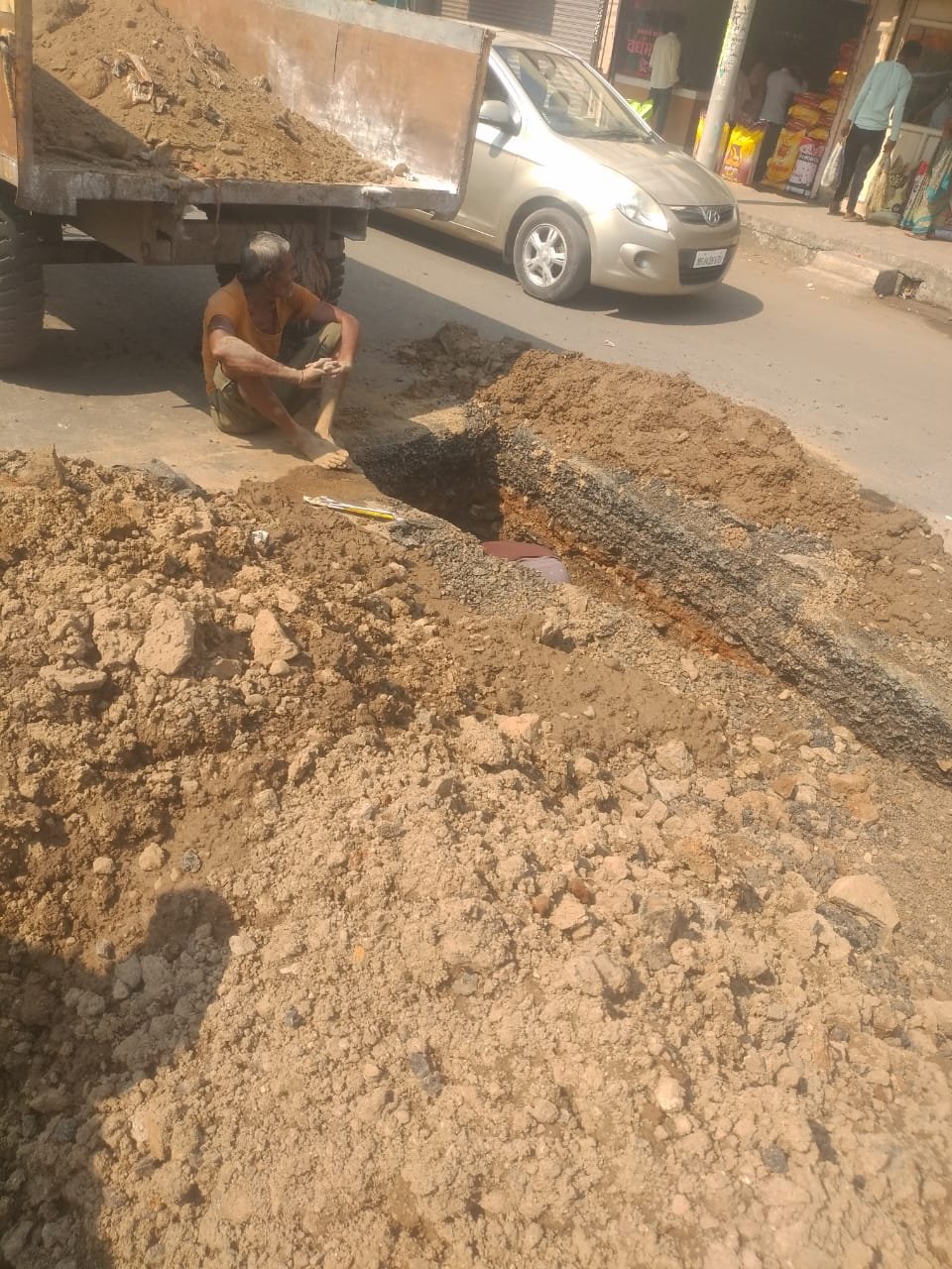 बीमारी से अधिक इलाज़ पीड़ादायक, गलत बिछाई के कारण बार बार लीकेज होती समांतर पाइप लाइन से लोग परेशान, रिपेयरिंग पर हो रहा है लाखों का खर्च | New India Times