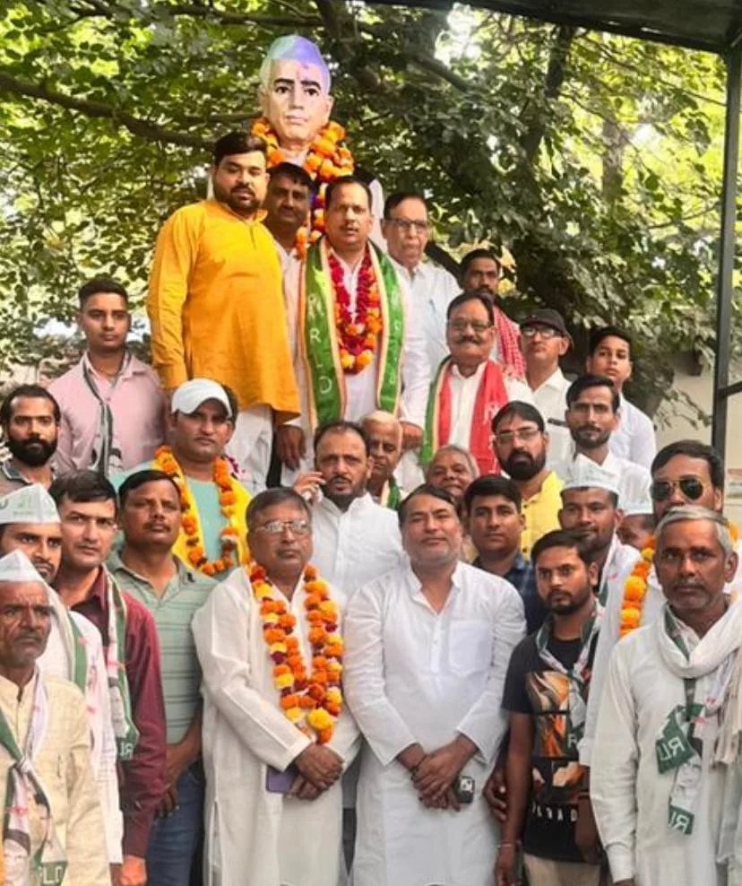 रालाेद के नव नियुक्त युवा जिला अध्यक्ष अमित गुर्जर ने पूर्व प्रधानमन्त्री किसान मसीहा स्व0 चौधरी चरण सिंह के प्रतिमा पर माल्यार्पण कर लिया आशीर्वाद | New India Times