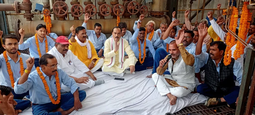 श्रमिकों ने शुरू किया अनिश्चितकालीन आमरण अनशन | New India Times