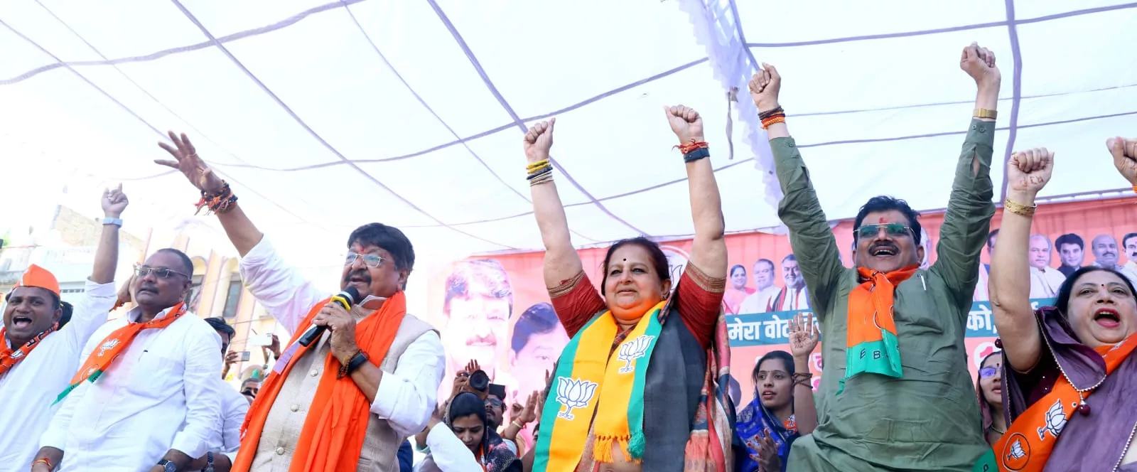 बुरहानपुर में आयोजित भाजपा की विजय संकल्प रैली में शामिल हुए भाजपा के राष्ट्रीय महामंत्री कैलाश विजयवर्गीय, विशाल चुनावी सभा को संबोधित कर अर्चना चिटनिस दीदी को जिताने की अपील की | New India Times