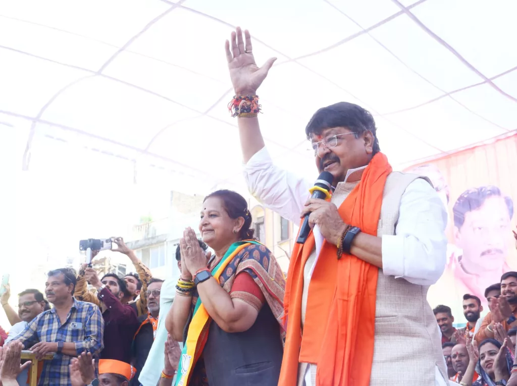 बुरहानपुर में आयोजित भाजपा की विजय संकल्प रैली में शामिल हुए भाजपा के राष्ट्रीय महामंत्री कैलाश विजयवर्गीय, विशाल चुनावी सभा को संबोधित कर अर्चना चिटनिस दीदी को जिताने की अपील की | New India Times