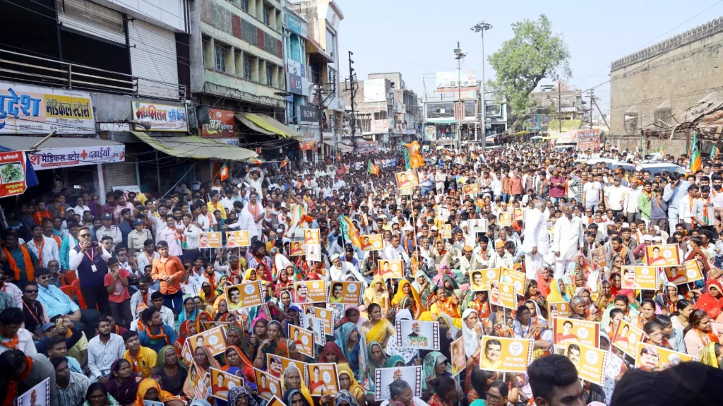 बुरहानपुर में आयोजित भाजपा की विजय संकल्प रैली में शामिल हुए भाजपा के राष्ट्रीय महामंत्री कैलाश विजयवर्गीय, विशाल चुनावी सभा को संबोधित कर अर्चना चिटनिस दीदी को जिताने की अपील की | New India Times