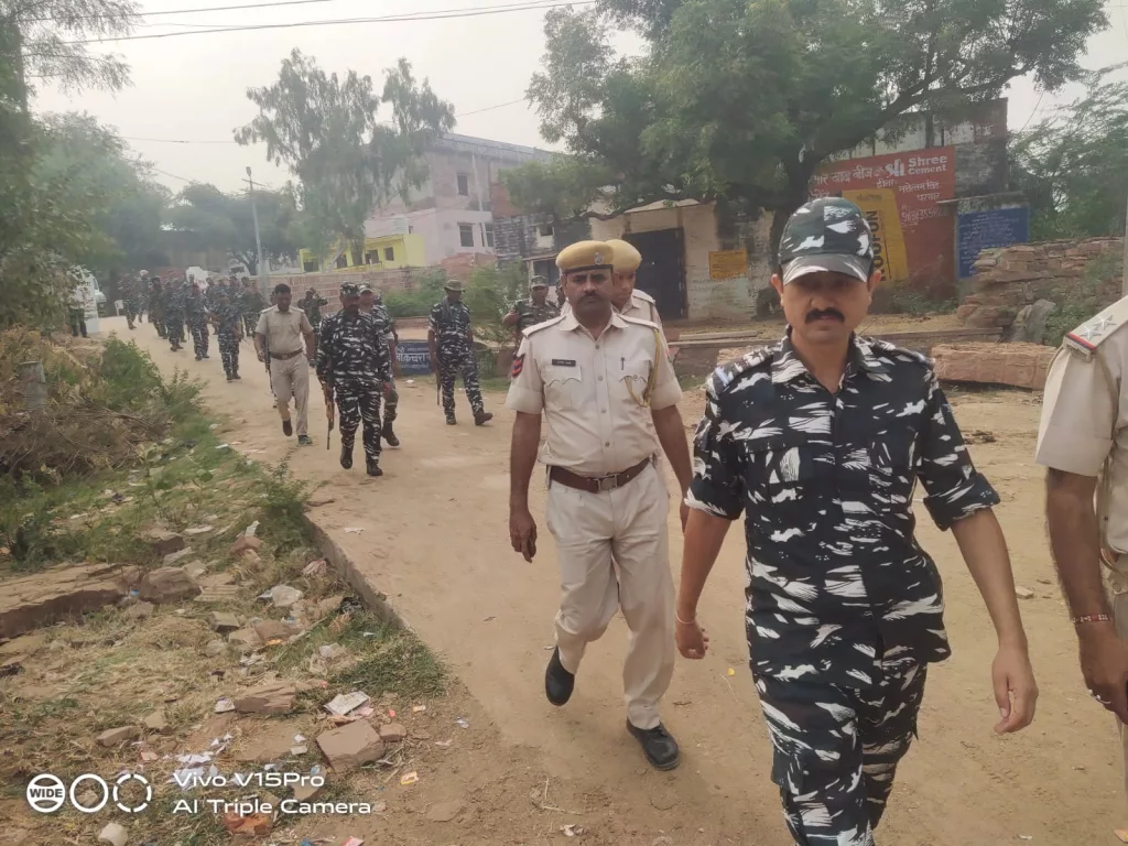 चुनाव को शान्तिपूर्ण एवं भयमुक्त कराने को लेकर पुलिस जवानों एवं सीआरपीएफ कम्पनी ने किया फ्लैग मार्च | New India Times