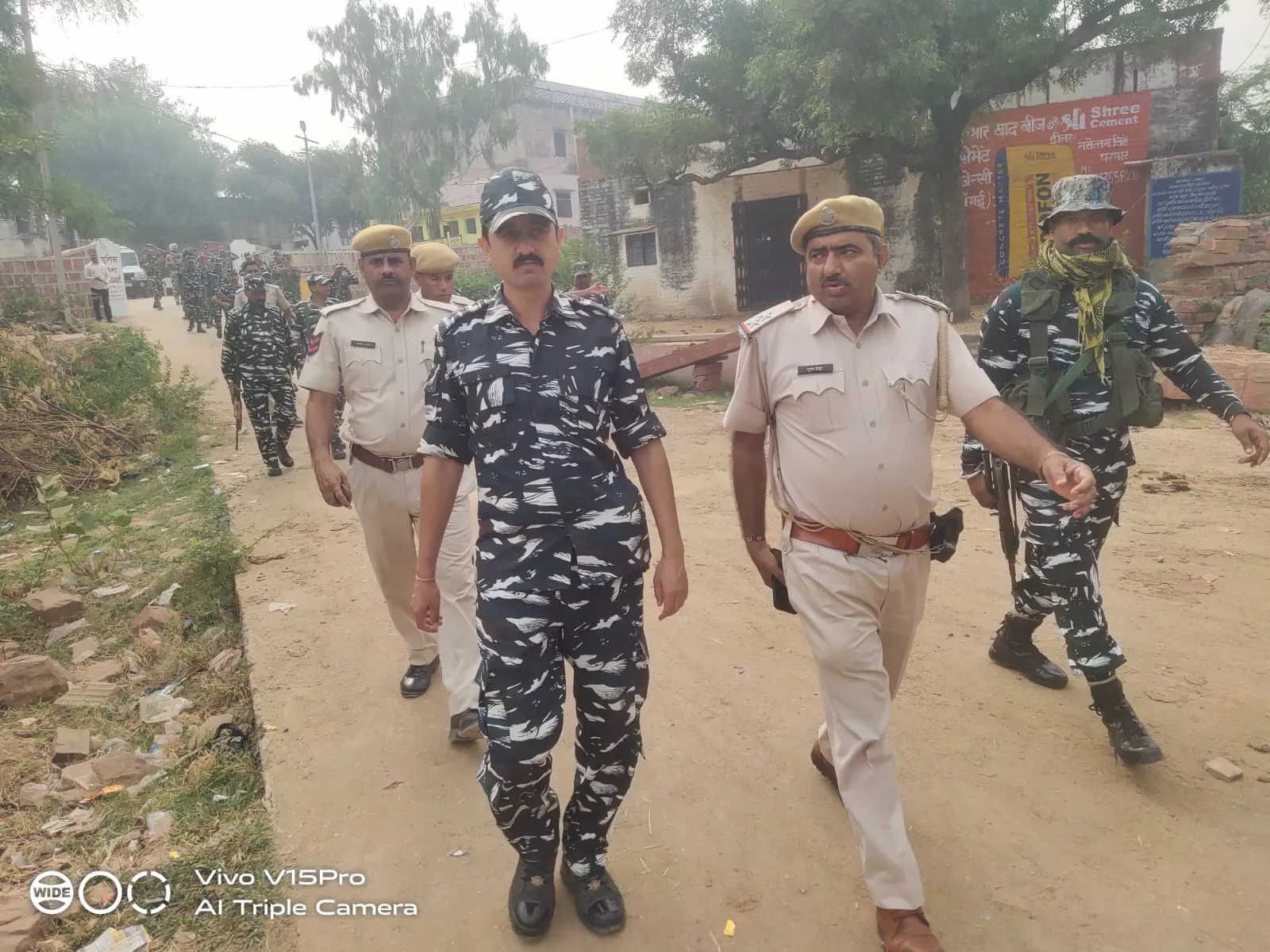 चुनाव को शान्तिपूर्ण एवं भयमुक्त कराने को लेकर पुलिस जवानों एवं सीआरपीएफ कम्पनी ने किया फ्लैग मार्च | New India Times
