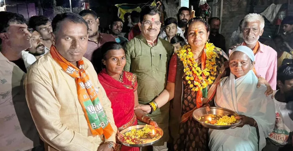 भाजपा प्रत्याशी श्रीमती अर्चना चिटनिस दीदी के समर्थन में सांसद ज्ञानेश्वर पाटिल ने किया जनसंपर्क | New India Times