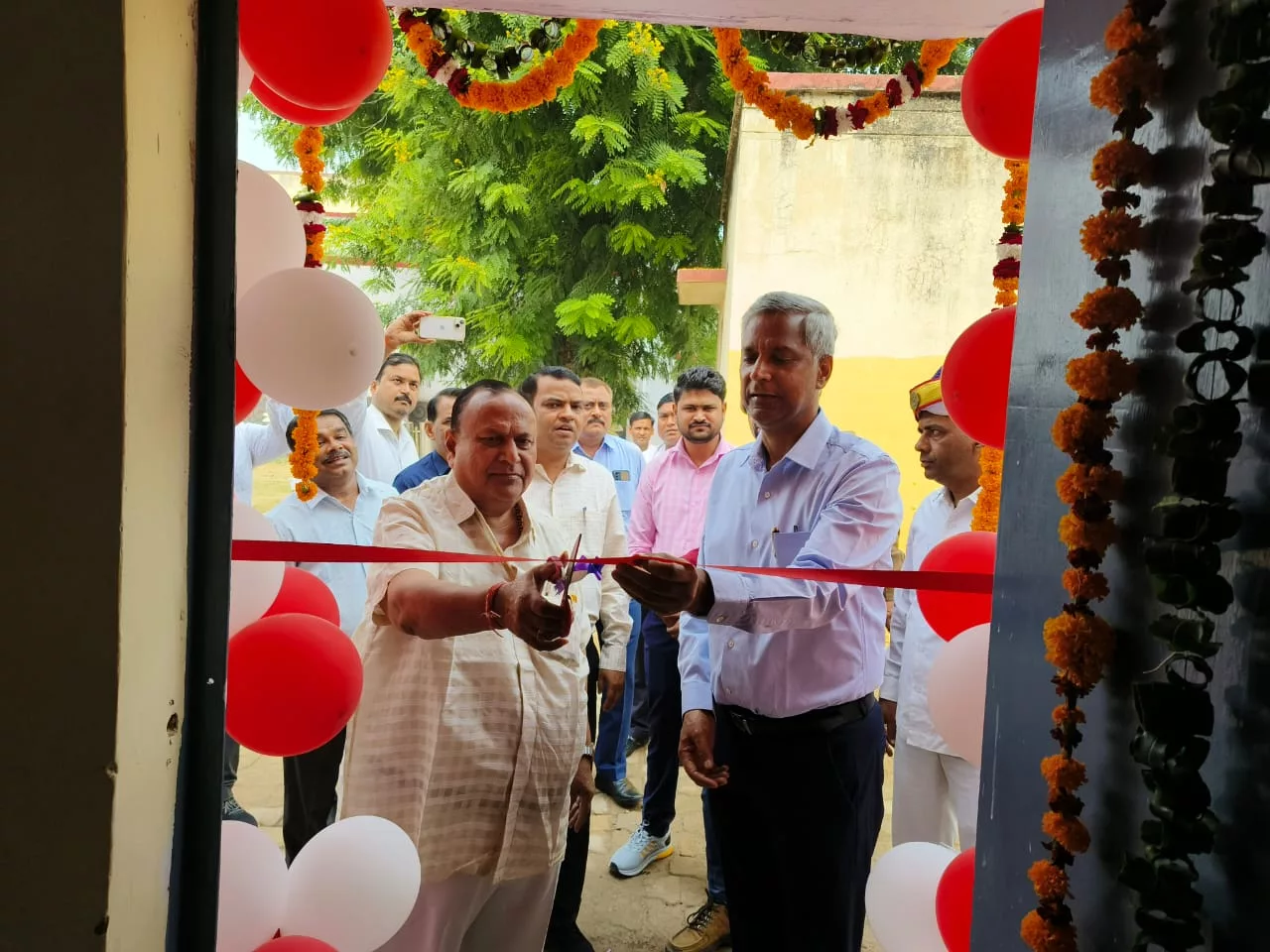 अवैध खनन तथा परिवहन के रोकथाम के चैकगेट्स, कमाण्ड सेन्टर का एमएलसी ठा0 ओमप्रकाश सिंह एवं जिलाधिकारी शैलेंद्र कुमार सिंह ने फीता काट कर किया उद्घाटन | New India Times