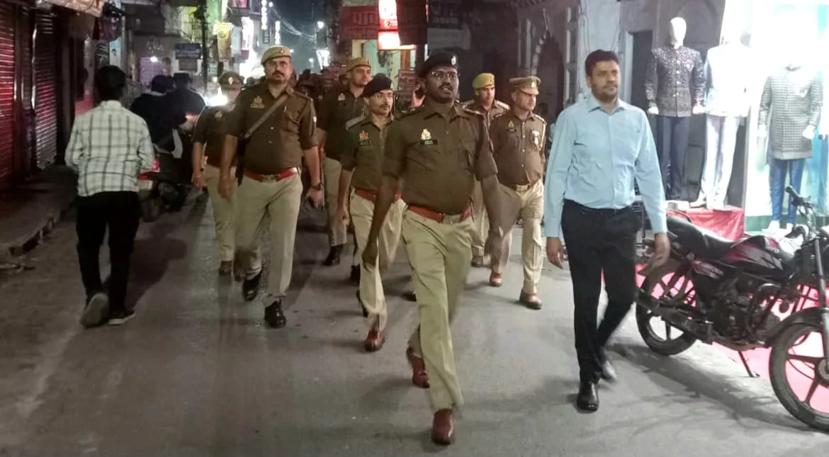 जिलाधिकारी एवं वरिष्ठ पुलिस अधीक्षक ने देर शाम नगर के व्यस्ततम बाजार में भ्रमण कर नागरिकों को दिलाया सुरक्षा का एहसास | New India Times