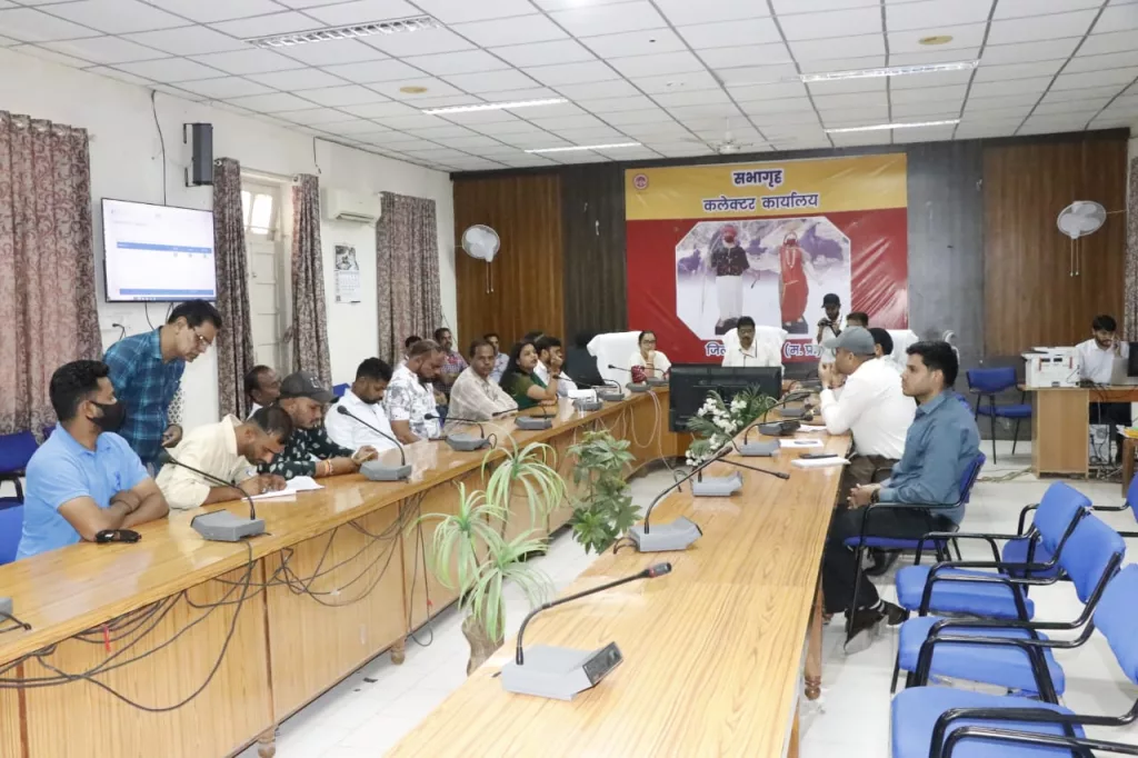 ईवीएम का द्वितीय रेंडमाइजेशन संपन्न | New India Times