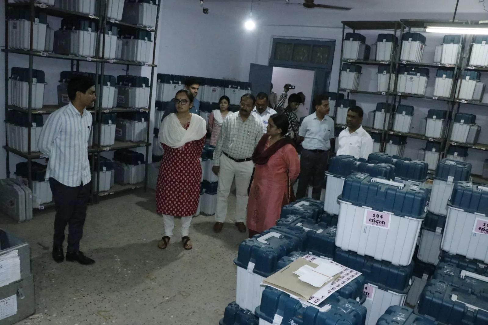कलेक्टर द्वारा ईवीएम कमीशनिंग कार्य का किया गया निरीक्षण | New India Times