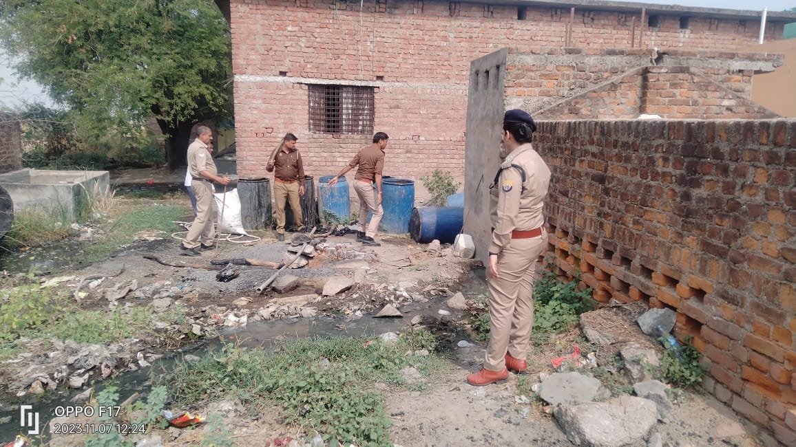 फरीदा कबूतरा डेरा पर आबकारी विभाग व गुरसराय पुलिस ने मारा छापा, 130 ली कच्ची शराब बरामद व 1600 किलो लहन किया नष्ट | New India Times