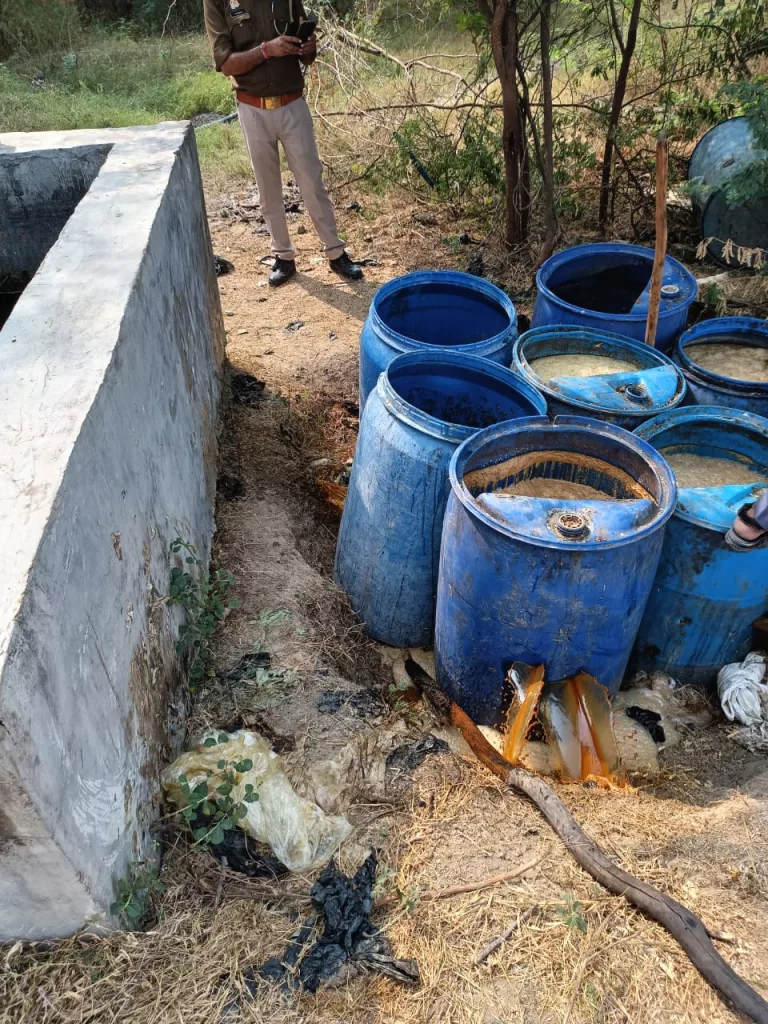 फरीदा कबूतरा डेरा पर आबकारी विभाग व गुरसराय पुलिस ने मारा छापा, 130 ली कच्ची शराब बरामद व 1600 किलो लहन किया नष्ट | New India Times