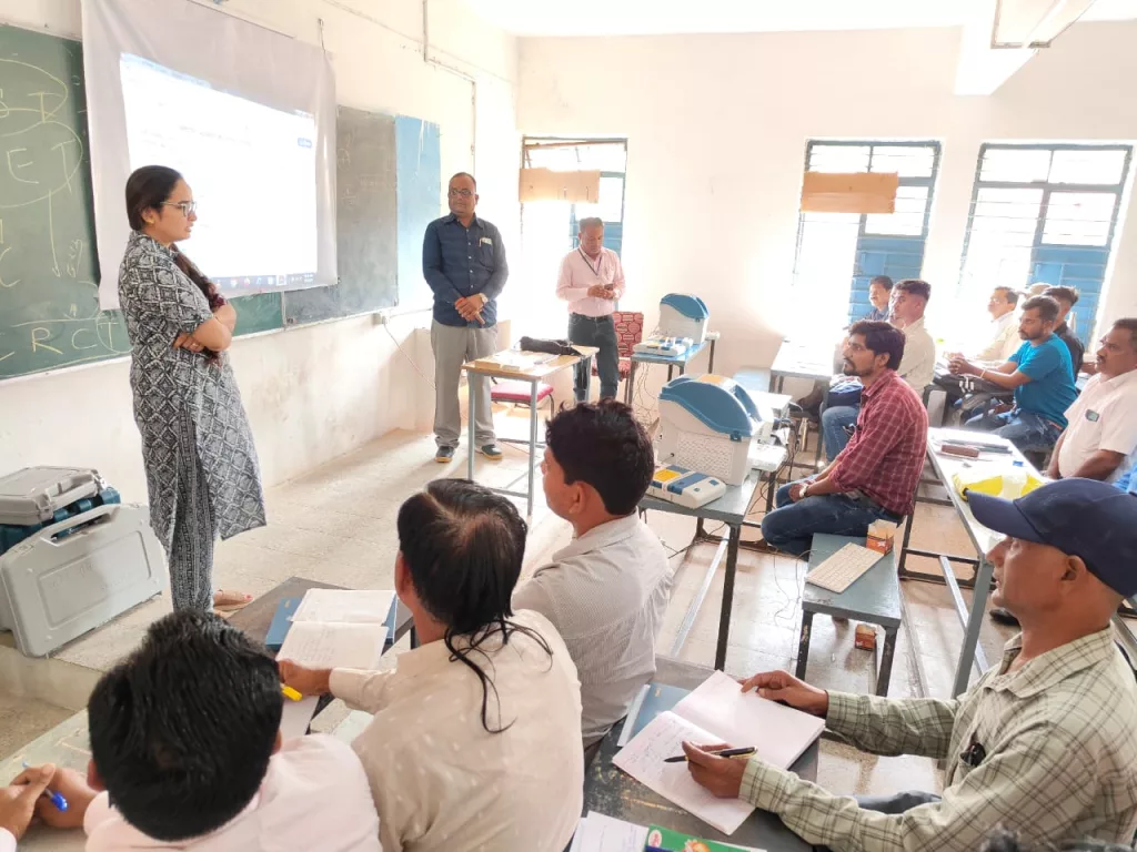 एकलव्य आदर्श विद्यालय अगराल थांदला में कलेक्टर द्वारा दिए जा रहे निर्वाचन प्रशिक्षण का किया गया निरीक्षण | New India Times