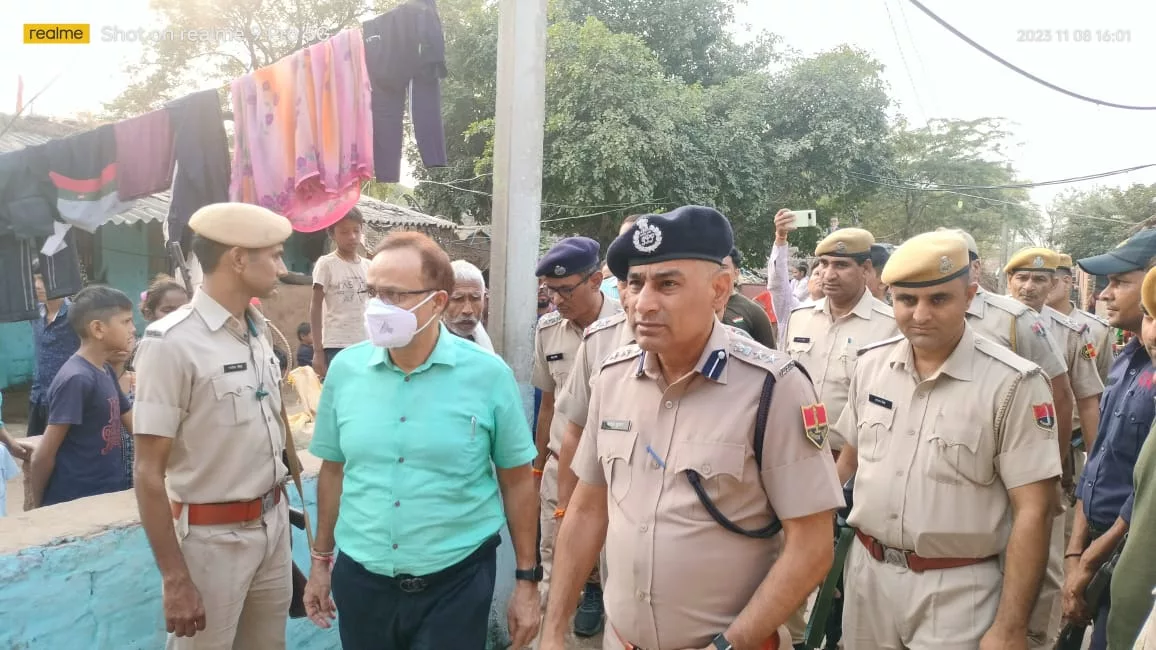 जिला कलेक्टर एवं पुलिस अधीक्षक द्वारा सैंपऊ कस्बे व कूंकरा-मांकरा में पहुंच कर किया पैदल फ्लैग मार्च | New India Times
